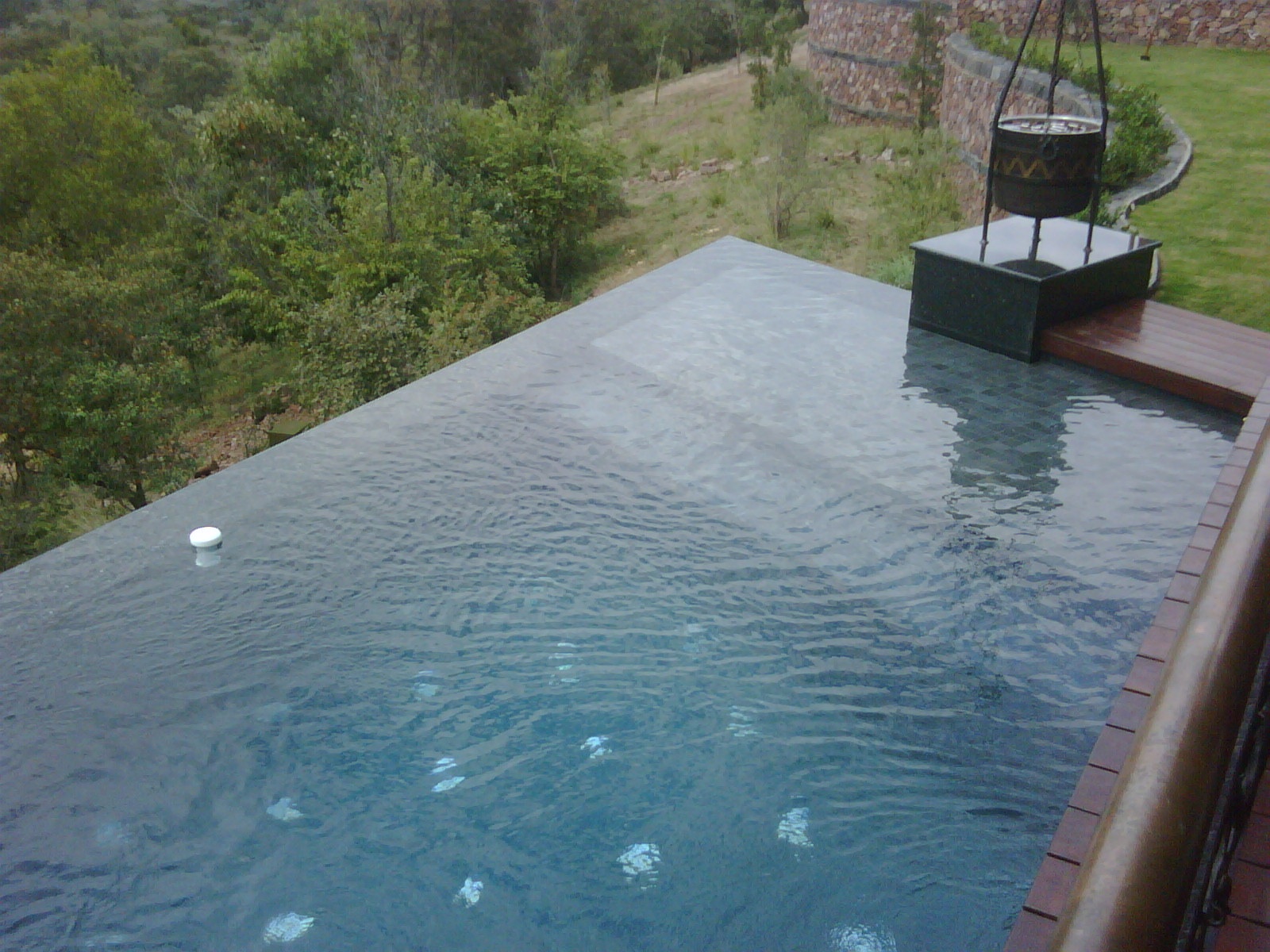 Infinity pool with rimflow design